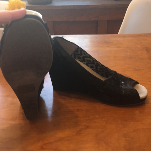 Black sequined TOMS wedges. Size 6 - Picture 3 of 4